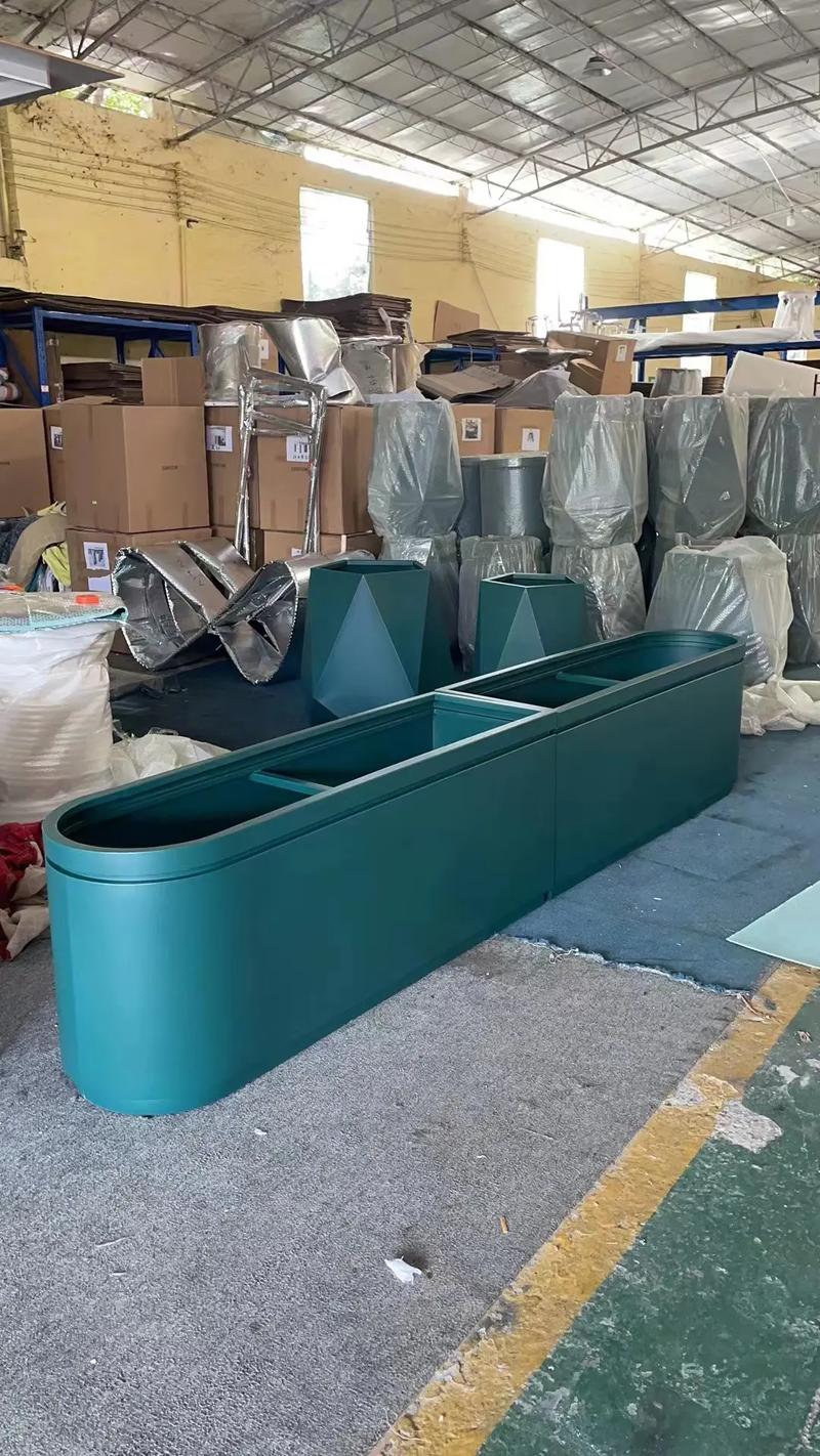 铁艺花箱设计趋势:打造美观与实用兼具的城市景观点